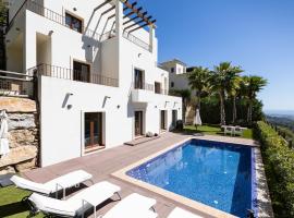 Luxury 4BR Villa - Benahavis Hills & Country Club, villa í Benahavís