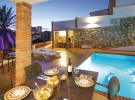 Beautiful Apartment In Fuengirola, Malaga With 2 Bedrooms, Wifi And Outdoor Swimming Pool, hôtel 4 étoiles à Fuengirola