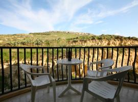 Spacious apartment in Marsalforn, Gozo, hotel i Marsalforn