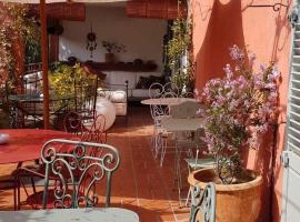 Le Belvédère - Chambres d'hôtes de charme et Restaurant, povoljni hotel u gradu 'Flassans-sur-Issole'