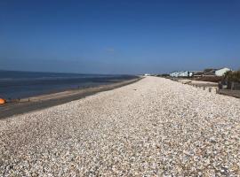 Holiday house within 5 min walk from Bracklesham Bay beach, hotel in Earnley