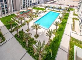 A Luxury Aprt 2 bedrooms Balcony with wonderful view Mall access hi speed WIFI Beach access & much more for Family Only, hotel cerca de Dragon City Bahrain, Rayyā