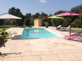 Suite spacieuse avec accès piscine, hotel com estacionamento em Ghisonaccia