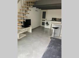 Joli studio avec jacuzzi et terrasse privée, semesterboende i Junas