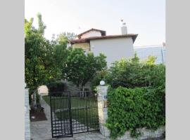 Traditional villa appartment with garden, also for gatherings ,15 minutes from Thessaloniki airport, apartment in Thessaloniki