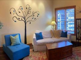 'The Treehouse' at Snowshoe - Village & Slope View, hotel v destinaci Snowshoe