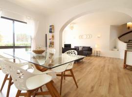 Rustic Beach House at the Cliff T3 | C218, Hotel in Porches