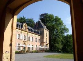 Chateau Du Pont D'oye, hotel v destinaci Habay-la-Neuve