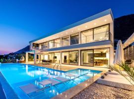 Luxury Villa for 8 with 20m large Infinity Pool in Kalkan, hotel de lujo en Kaş