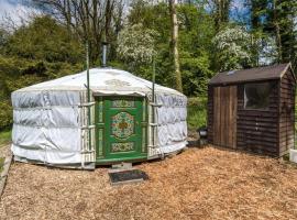 Pembrokeshire Yurts - Badger, hotel with parking in Llanfyrnach