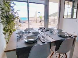 Casa La Xiqueta Playa,160m2,Vistas al mar+WIFI, atostogų namelis mieste Penjiskola