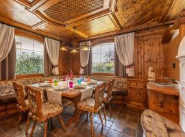 Chalet Mountain Plaza - Apt Garden, cabin in Pinzolo