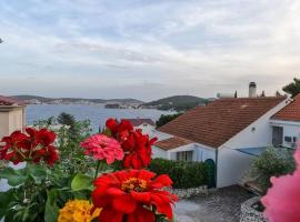 KN House with two apartments near sea, hotel in Rogoznica