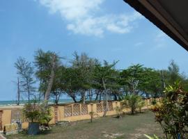 Cempaka Beach Resort, отель в Куантане