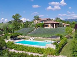 CASALE DELLE LAVANDE 10, Emma Villas, country house sa Todi