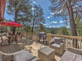 Charming Ruidoso House with Deck and Mountain Views!, cottage a Ruidoso