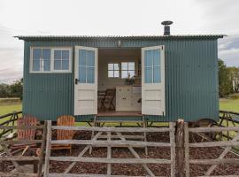 Romney Marsh Huts by Bloom Stays, hotel with parking in Ashford