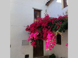 Casa en fortaleza medieval, casa de férias em Castellar de la Frontera