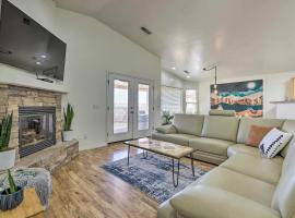 Modern Retreat with View, 9 Mi to Wahweap Beach!, מלון ליד Lake Powell Campground, פייג'