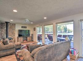 House w/ Private Deck on the Rock Creek Reservoir!, hotel en Tygh Valley