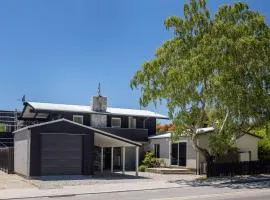 Renovated Wanaka Classic with Lake Views