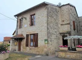 Gîte familial avec cour et terrain clos au cœur de Ferrière-et-Lafolie, proche Mairie et autoroute A5. - FR-1-611-3