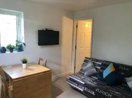 Small Modern Comfortable 2 Bedroom Apartment cmyr
