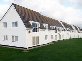 10 ISALLT LODGES - CLOSE TO BEACH - 2 BED APT, place to stay in Trearddur