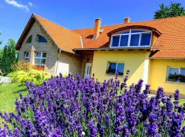 Apartments for Rent near Budapest，位于艾杰克的高尔夫酒店