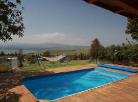 The White Chalet Boutique, hotel u gradu Moshav Ramot