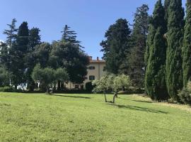 Villa di Montegemoli، فندق يسمح بالحيوانات الأليفة في بومارانسي
