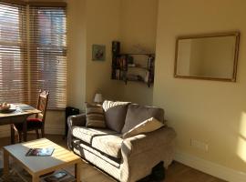 One bedroom flat on a quiet road, lavprishotell i Colwyn Bay