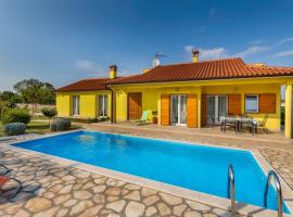Delightful villa with pool for 6 persons, sumarhús í Krmed