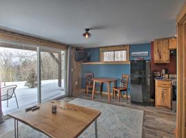 Cozy Condo Ski-In and Out with Burke Mountain Access!, atostogų būstas mieste East Burke