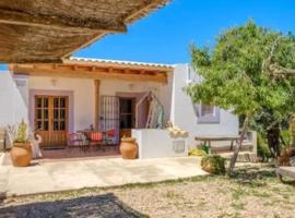 CASA IBICENCA EN CALA D´HORT, hotel with jacuzzis in San Jose de sa Talaia