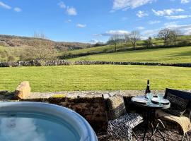 Romantic four poster Cottage private outdoor Hot Tub & Sauna at Harthill Hall plus private daily use of indoor pool and sauna 1 hour per day, holiday home in Stanton in Peak