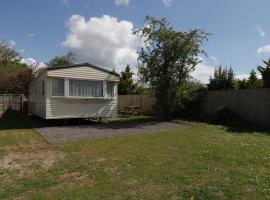 The Coop - Family Friendly caravan near Glastonbury & Street，Compton的度假園區