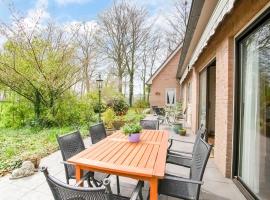 Holiday home near the Efteling with garden, cheap hotel in Nieuwkuijk