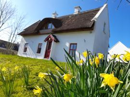 Donegal Thatched Cottage, παραθεριστική κατοικία σε Loughanure