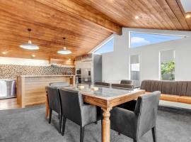 Modern Charm by the Beach, holiday home in Dunedin
