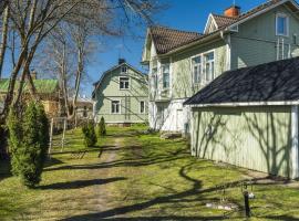 Newly renovated apartment in a woodenhouse from 1910 in Martti!, hotel in zona Paavo Nurmi Stadium, Turku