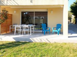 Gîte lumineux avec terrasse, jardin et parking, holiday home in Lédenon