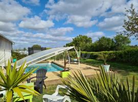 Gite de kernaet avec piscine, пляжне помешкання для відпустки у місті Плуґонвелін