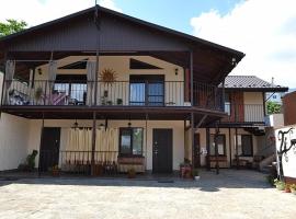 Guest House SunRise, hotel em Kamianets-Podilskyi