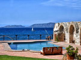 Luxurious Villa by the sea, hotel cerca de Canal de Corinto, Posidhonía