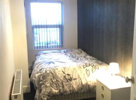 Private double room near City centre, Coventry，考文垂的飯店