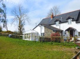 Glan Y Gors Cottage, hotel with parking in Llangerniew