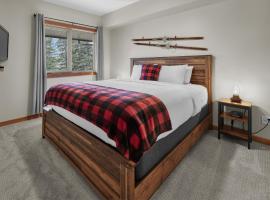 Newly Renovated Grizzly Lodge, Spacious 3BR 2BA with open pool, hot tub, hotel Canmore-ban