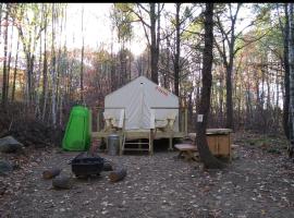 Tentrr Signature Site - Deerwander Camp A, hotel v destinácii North Waterboro
