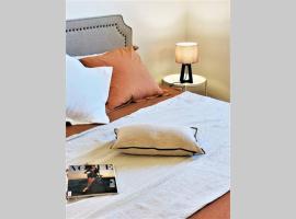 P4T Luxus Family 3 bedroom with Pool, tennis court and sauna, hotel en Brindisi